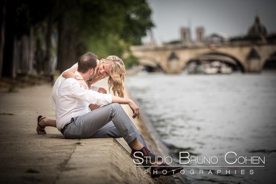 Portrait engagement sur les quais de Seine à Paris Portrait engagement sur les quais de Seine à Paris