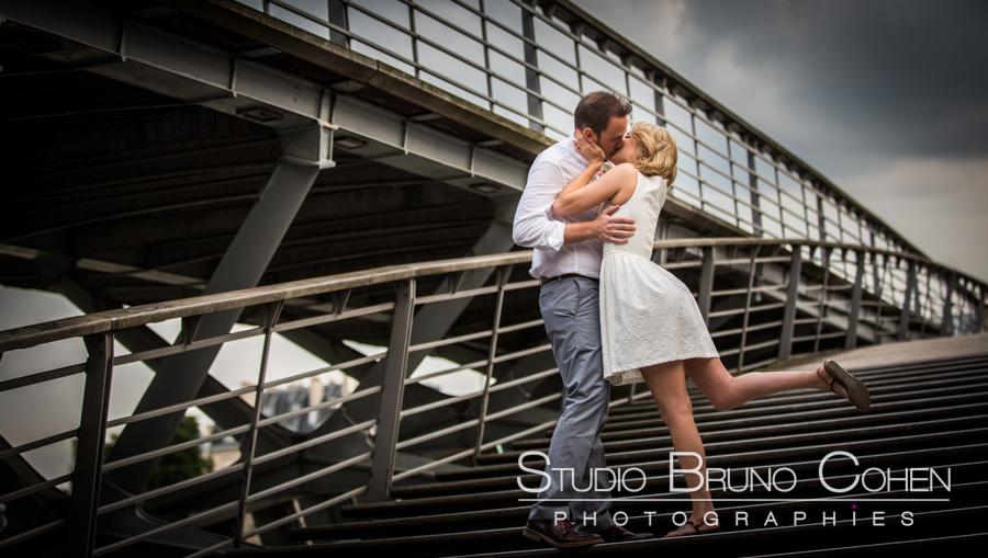 Portrait engagement a Paris passerelle solferino Portrait engagement a Paris passerelle solferino
