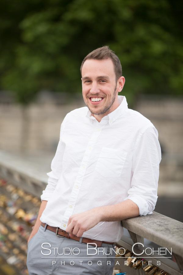 Portrait engagement a Paris passerelle solferino Portrait engagement a Paris passerelle solferino