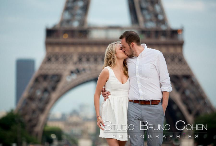 Portrait engagement a Paris au trocadero Portrait engagement a Paris au trocadero