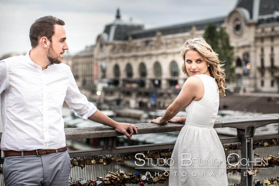 Portrait engagement a Paris passerelle solferino Portrait engagement a Paris passerelle solferino