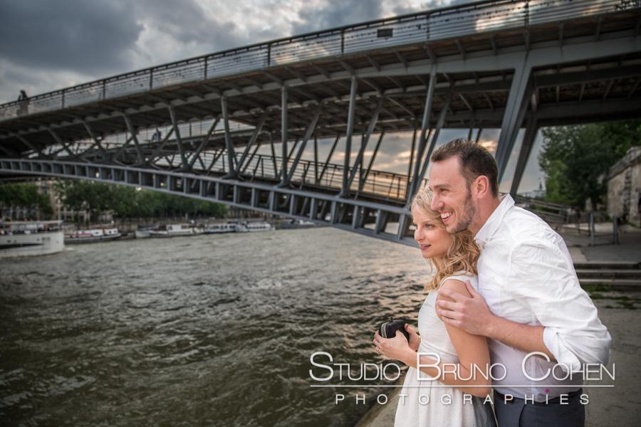 Portrait engagement a Paris passerelle solferino Portrait engagement a Paris passerelle solferino
