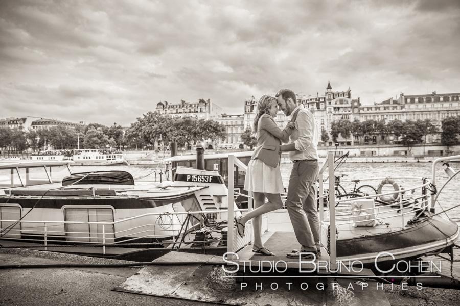 Portrait engagement a Paris sur les quais de Seine Portrait engagement a Paris sur les quais de Seine