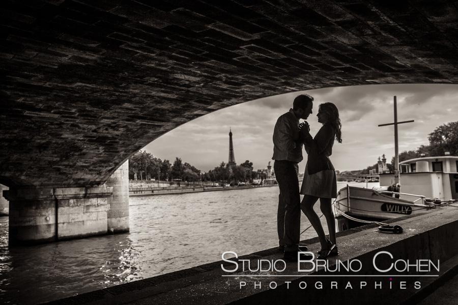 Portrait engagement a Paris sur les quais de Seine Portrait engagement a Paris sur les quais de Seine